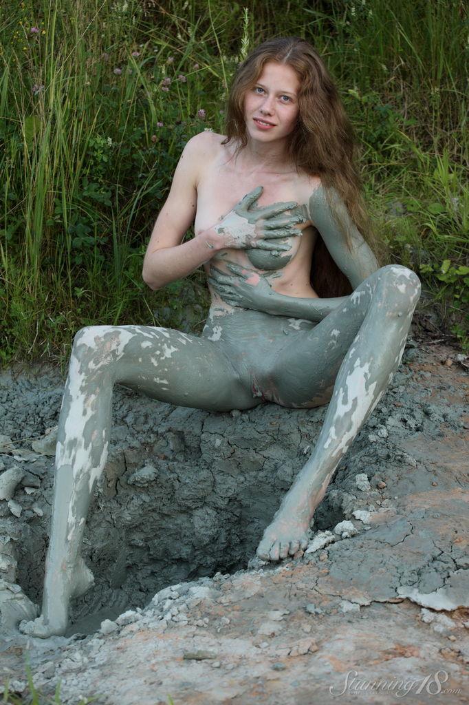 Naked bath in the mud - Nicole - 10