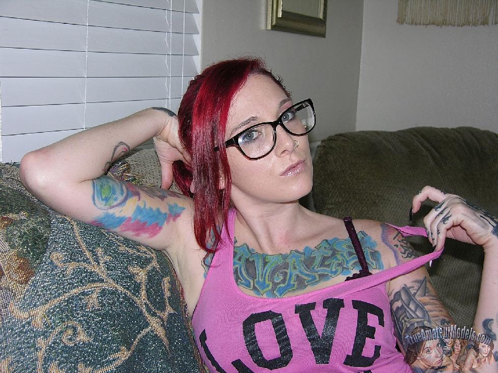 Red-haired Sully with tattooed body - 1