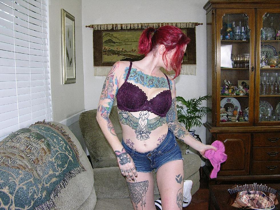 Red-haired Sully with tattooed body - 2