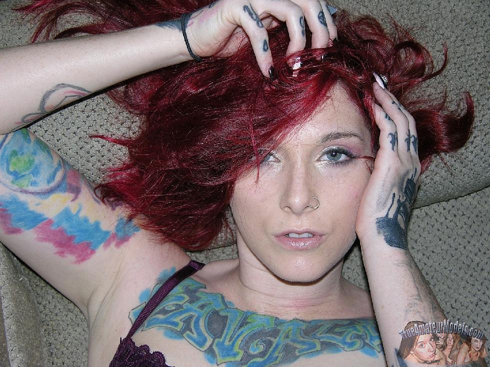 Red-haired Sully with tattooed body - 3