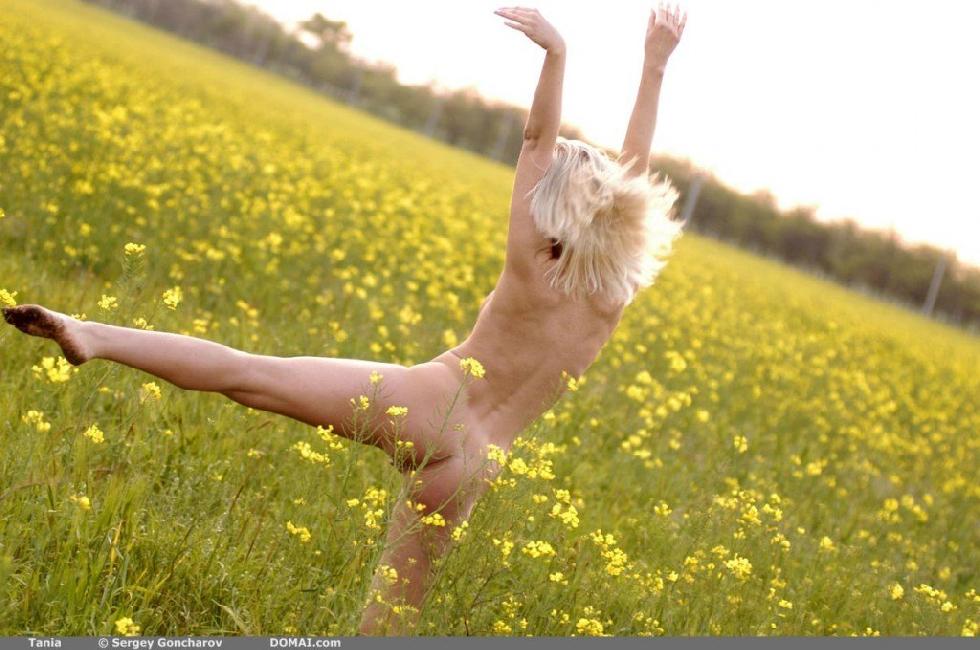 Naked Tania is posing on the meadow. Part 1 - 9