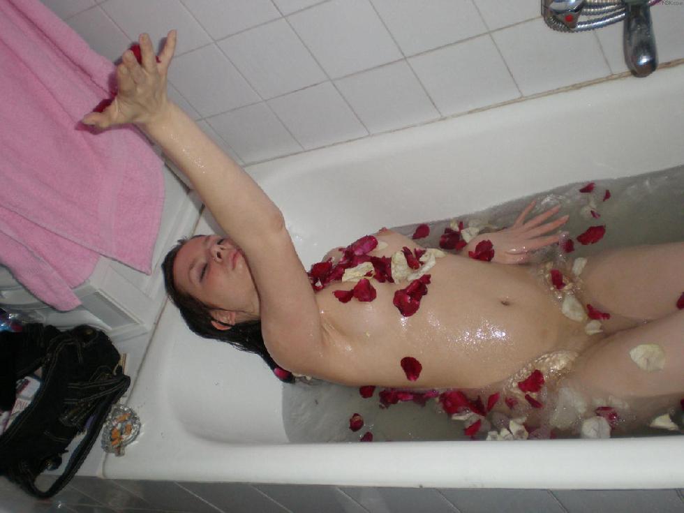 Relaxing bath with roses - 18