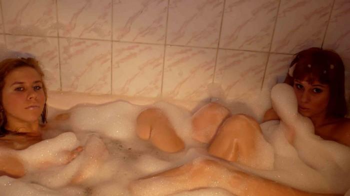 Young girls in the bathtub - 6