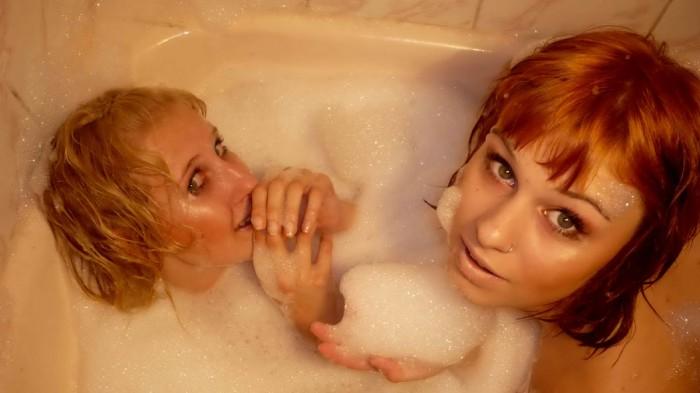 Young girls in the bathtub - 7