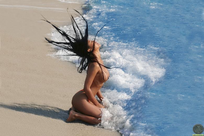 Beautiful exotic girls are enjoying the sun - 4