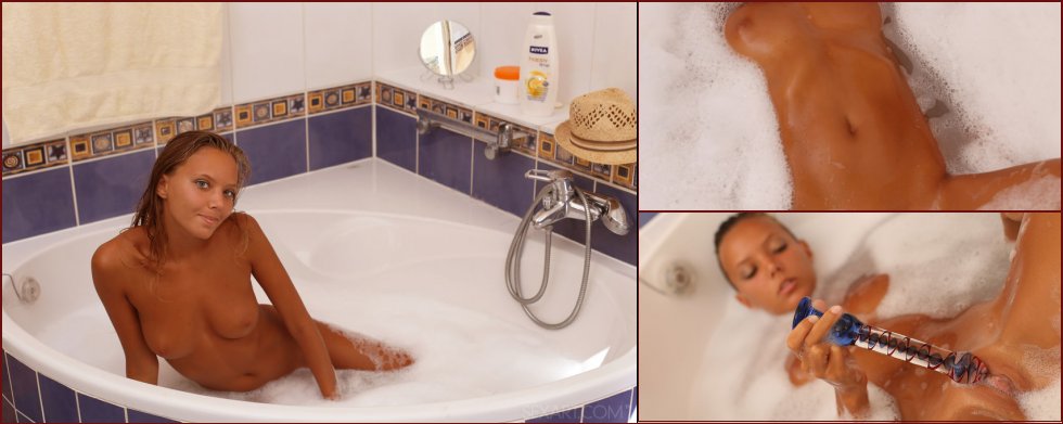 Sweet Mango is taking relaxing bath - 1