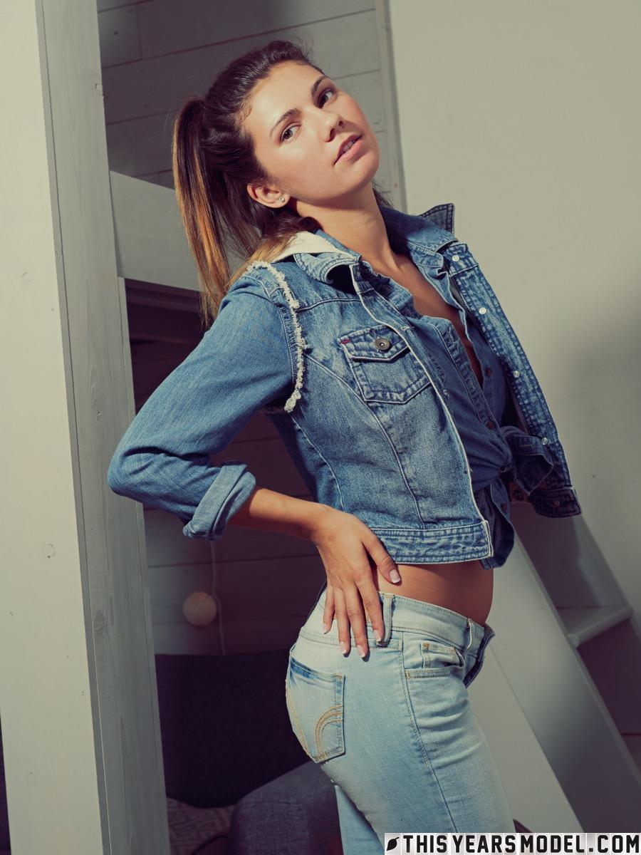 Wonderful teen is taking off her blue jeans - Dare Taylor - 3