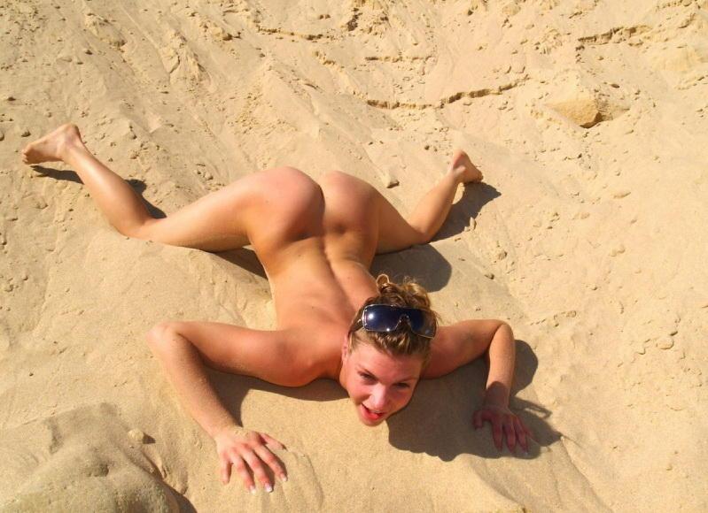 Naked amateur is posing on the beach. Part 1 - 4