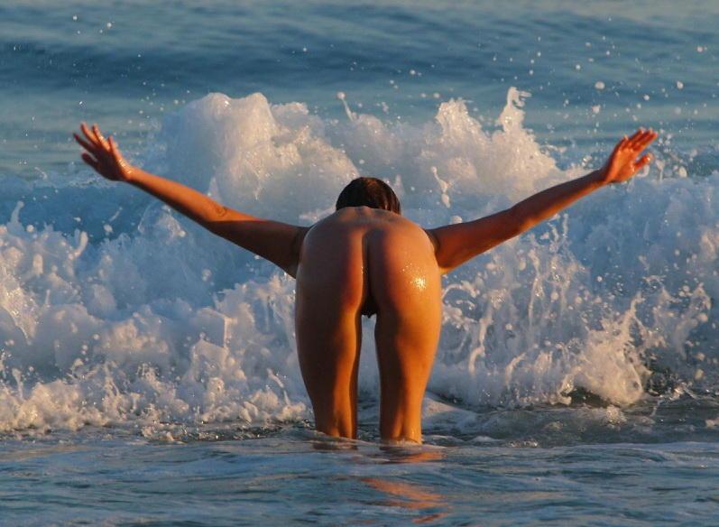 Yoga on the beach with naked amateur - 11