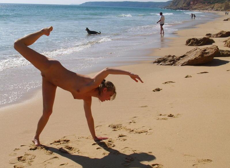 Yoga on the beach with naked amateur - 3