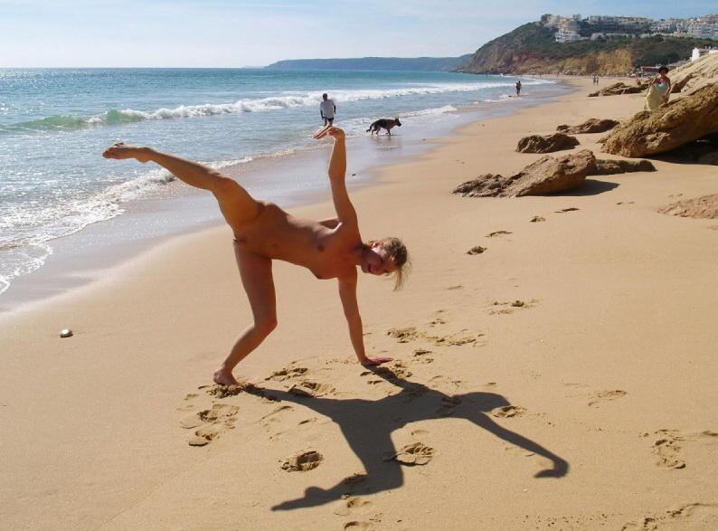 Yoga on the beach with naked amateur - 4