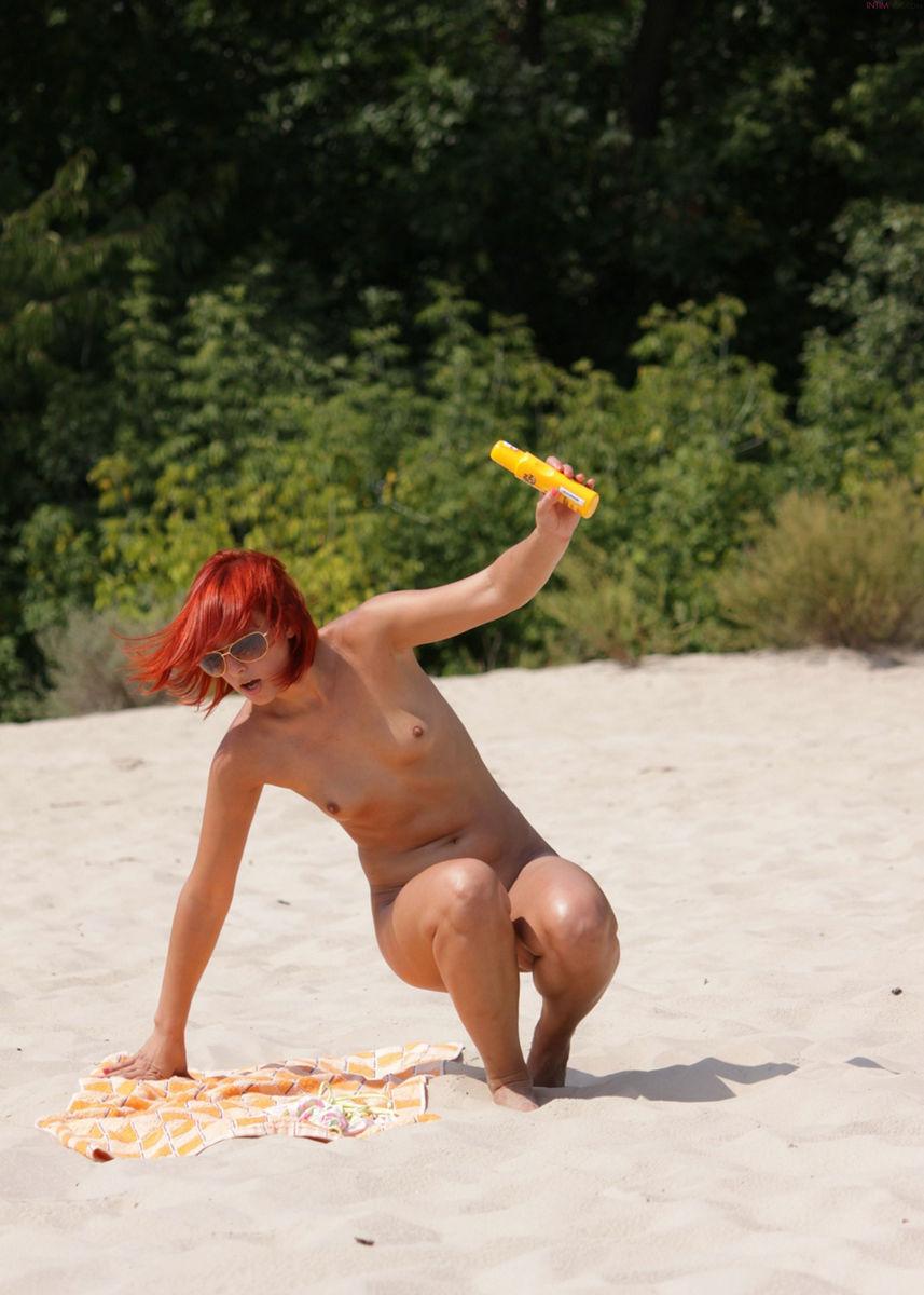 Red-haired amateur is sunbathing on the beach. Part 1 - Bonjour Mesdames