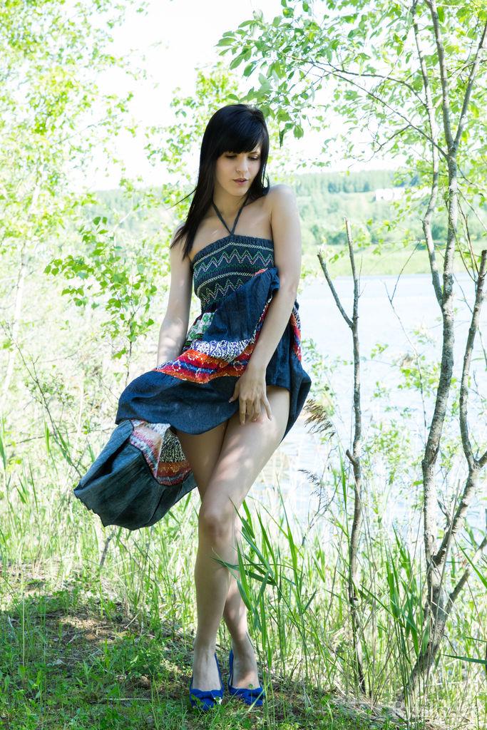 Marvelous young Zelda is posing in the nature - 2