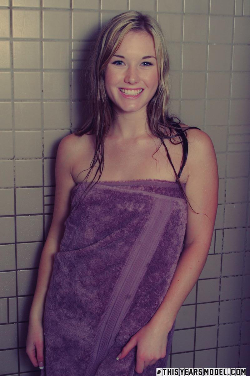Blue-eyed Jewel is taking a shower - 1