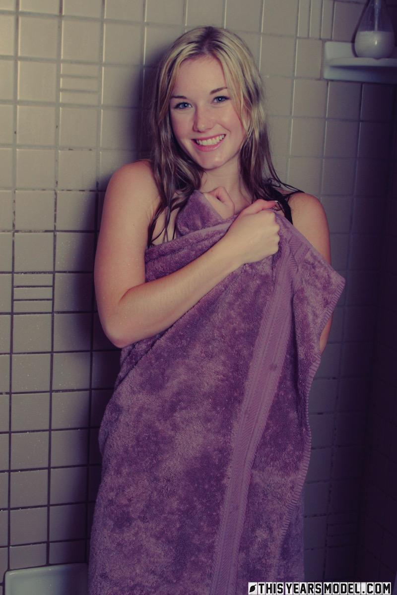 Blue-eyed Jewel is taking a shower - 3