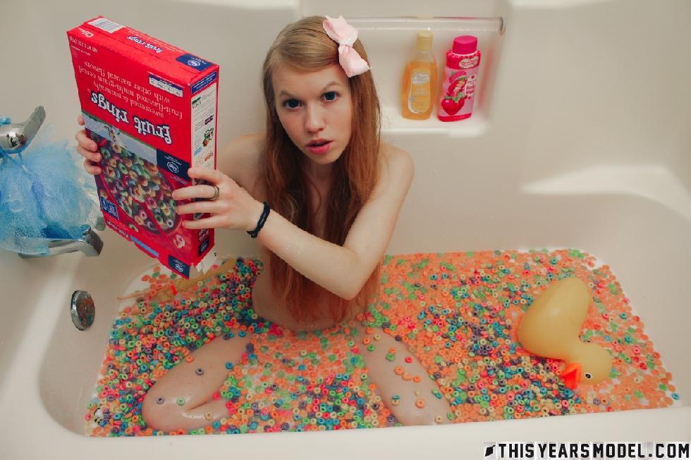 Crazy teen in the bathtub - Dolly Little - 2