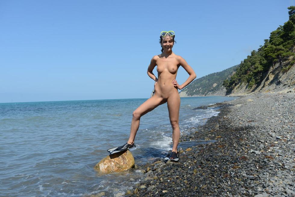 Gorgeous Katoa is posing naked on the beach - 3