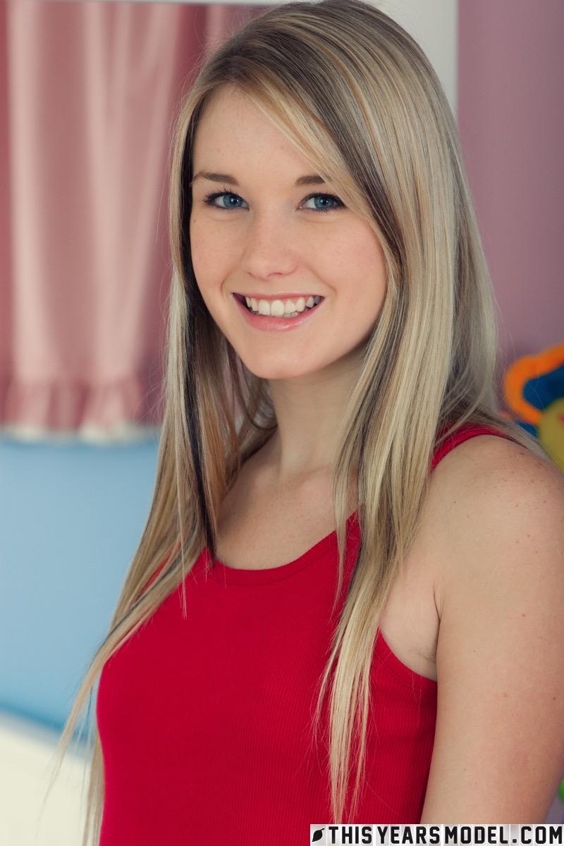 Beautiful Jewel is posing in her room - 3