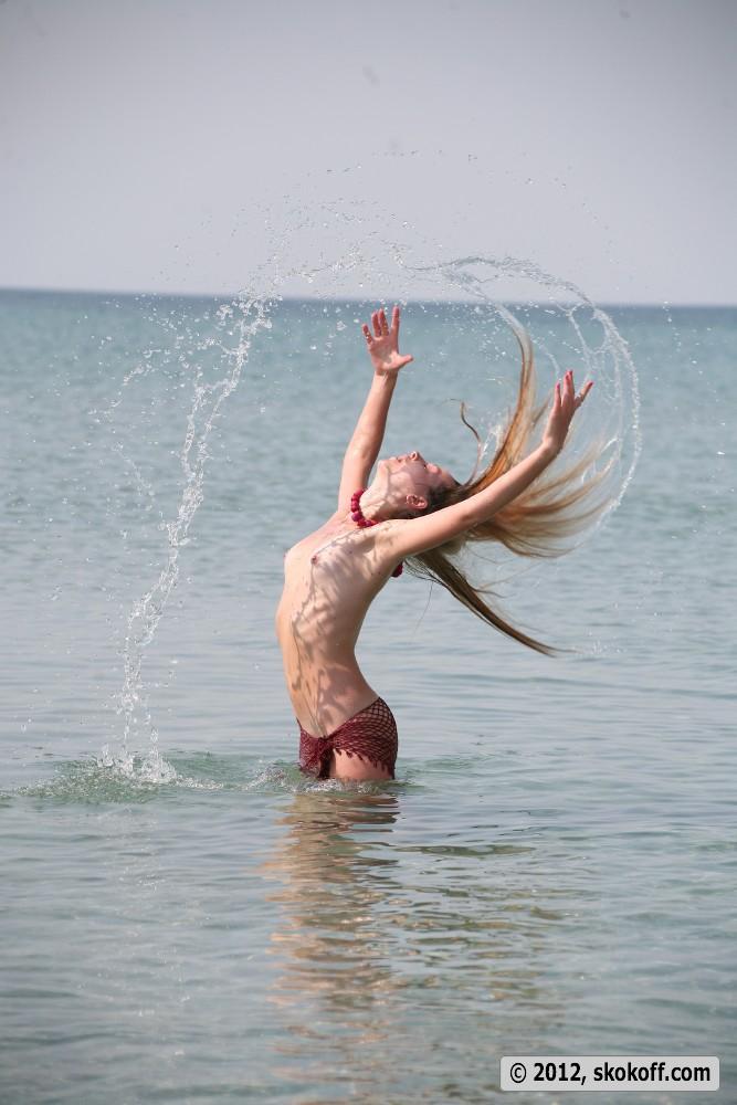Naked Violetta is posing on the beach. Part 1 - 5