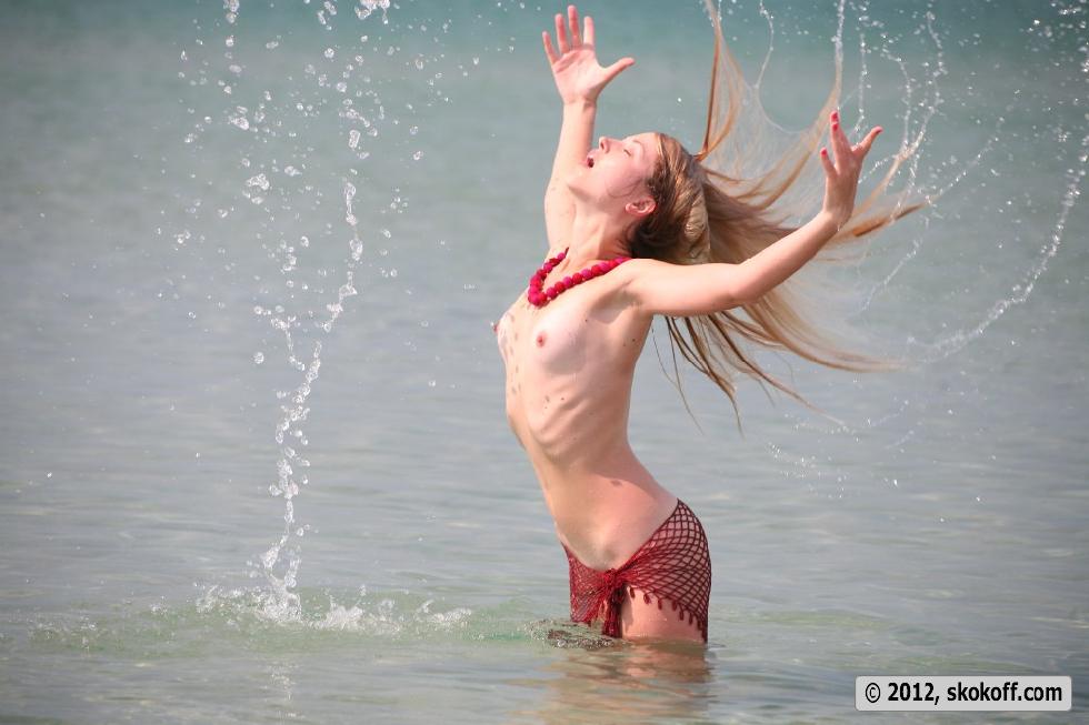 Naked Violetta is posing on the beach. Part 1 - 6