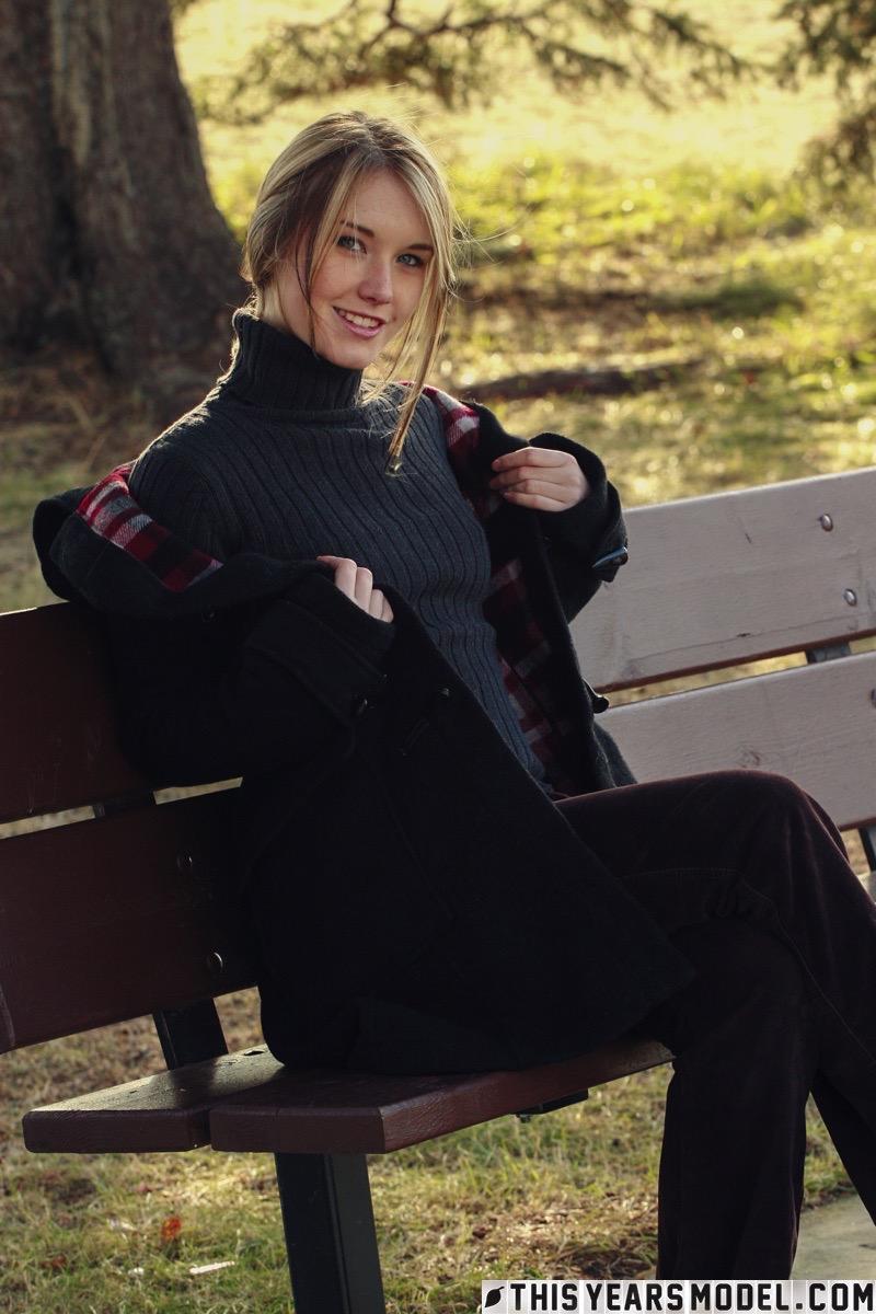 Wonderful Jewel is stripping in the park - 1