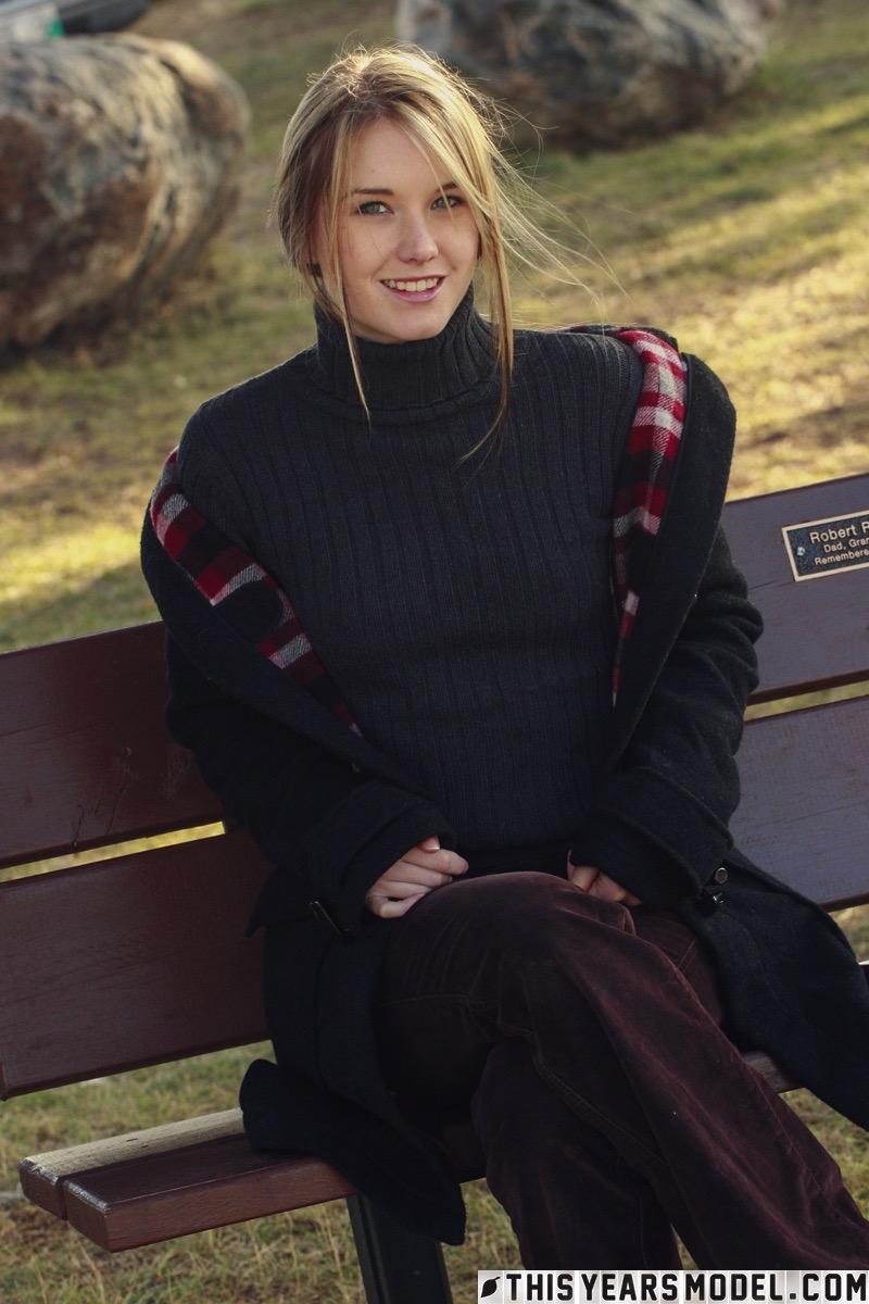 Wonderful Jewel is stripping in the park - 2