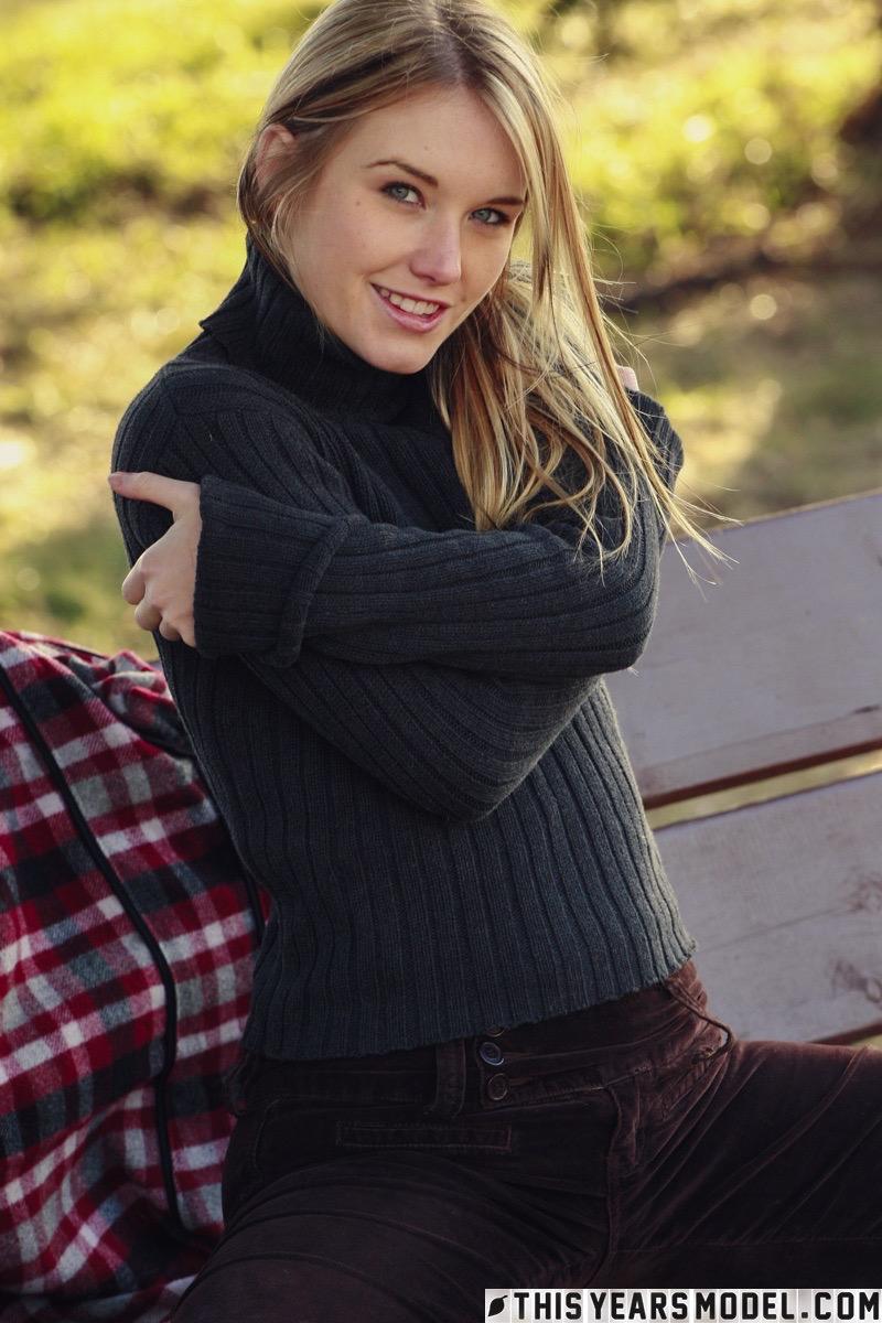 Wonderful Jewel is stripping in the park - 7