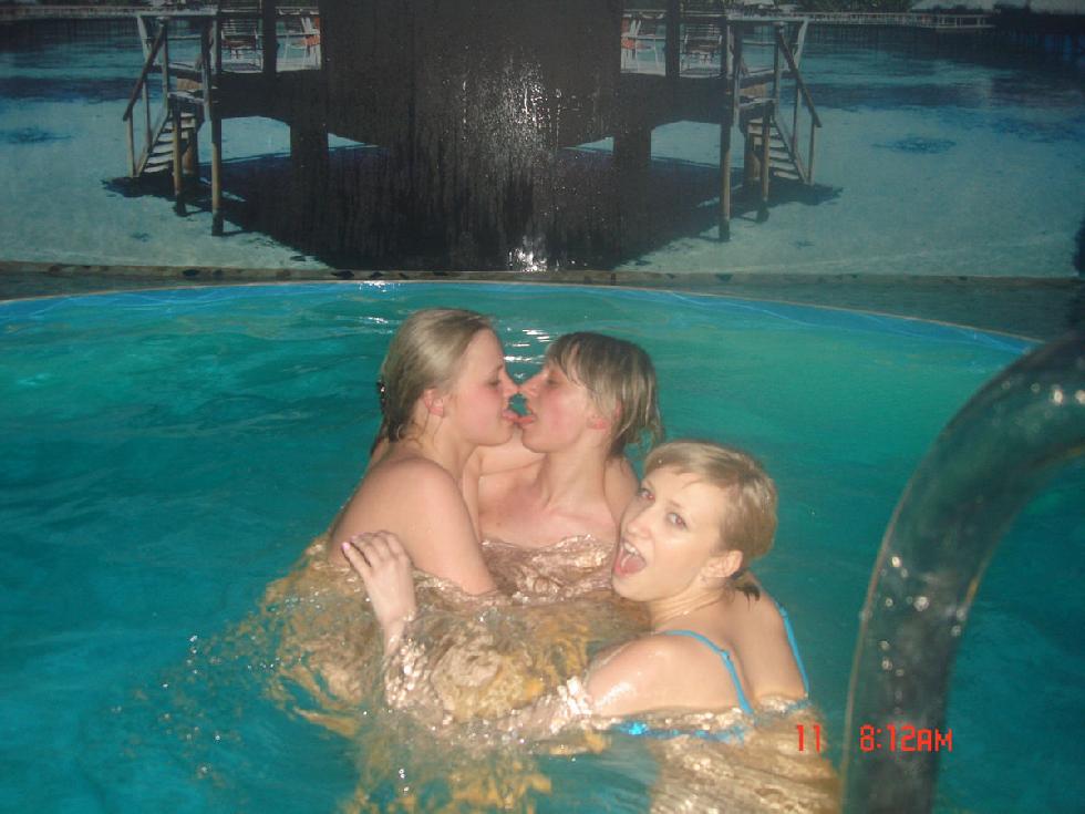 Friends in the pool - 3