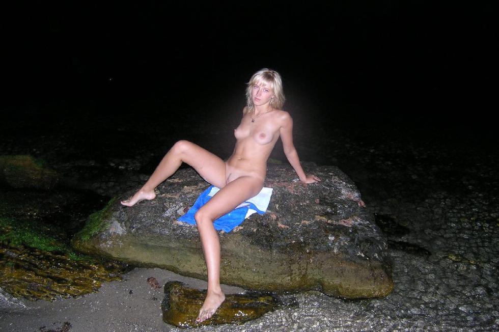 Night photoshoot with two young blondes - 2