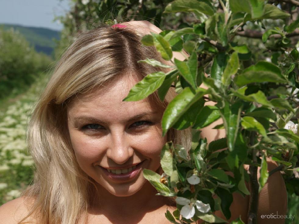 Naked Laura loves nature - 3