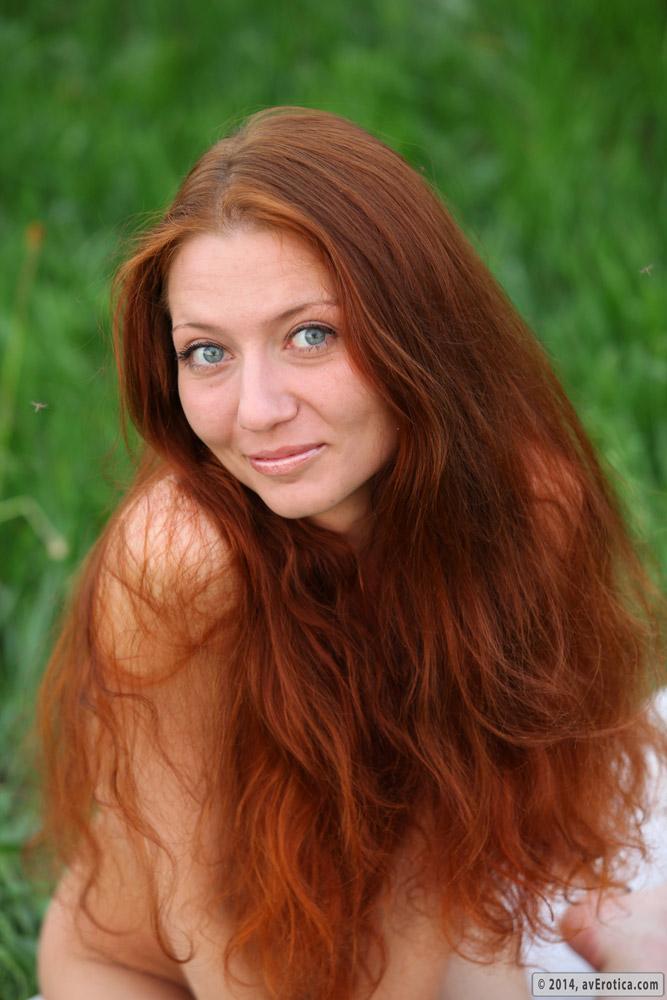 Red-haired beauty is posing on the meadow - Kesy - 18