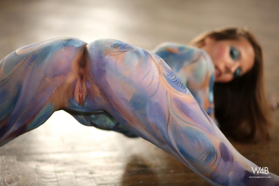 Hot Lizzie is showing beautiful body painting - 10