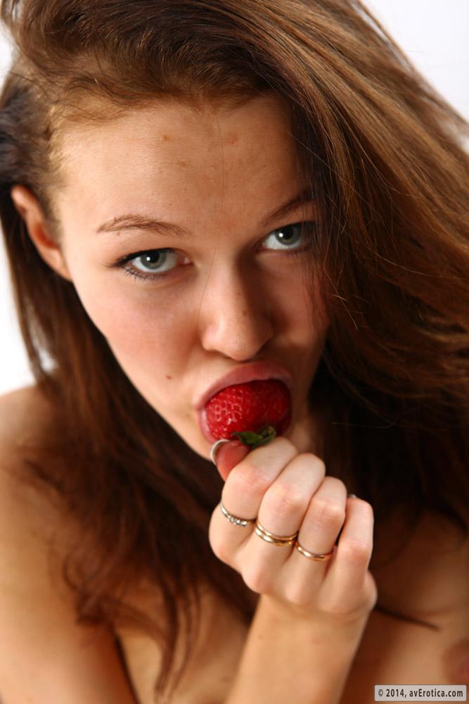 Naked Brigitte and her sweet strawberries - 4