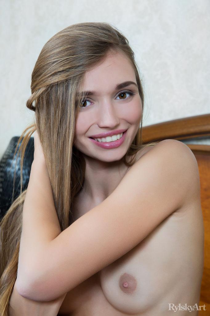 Smiling girl is spreading legs - Steffi - 3