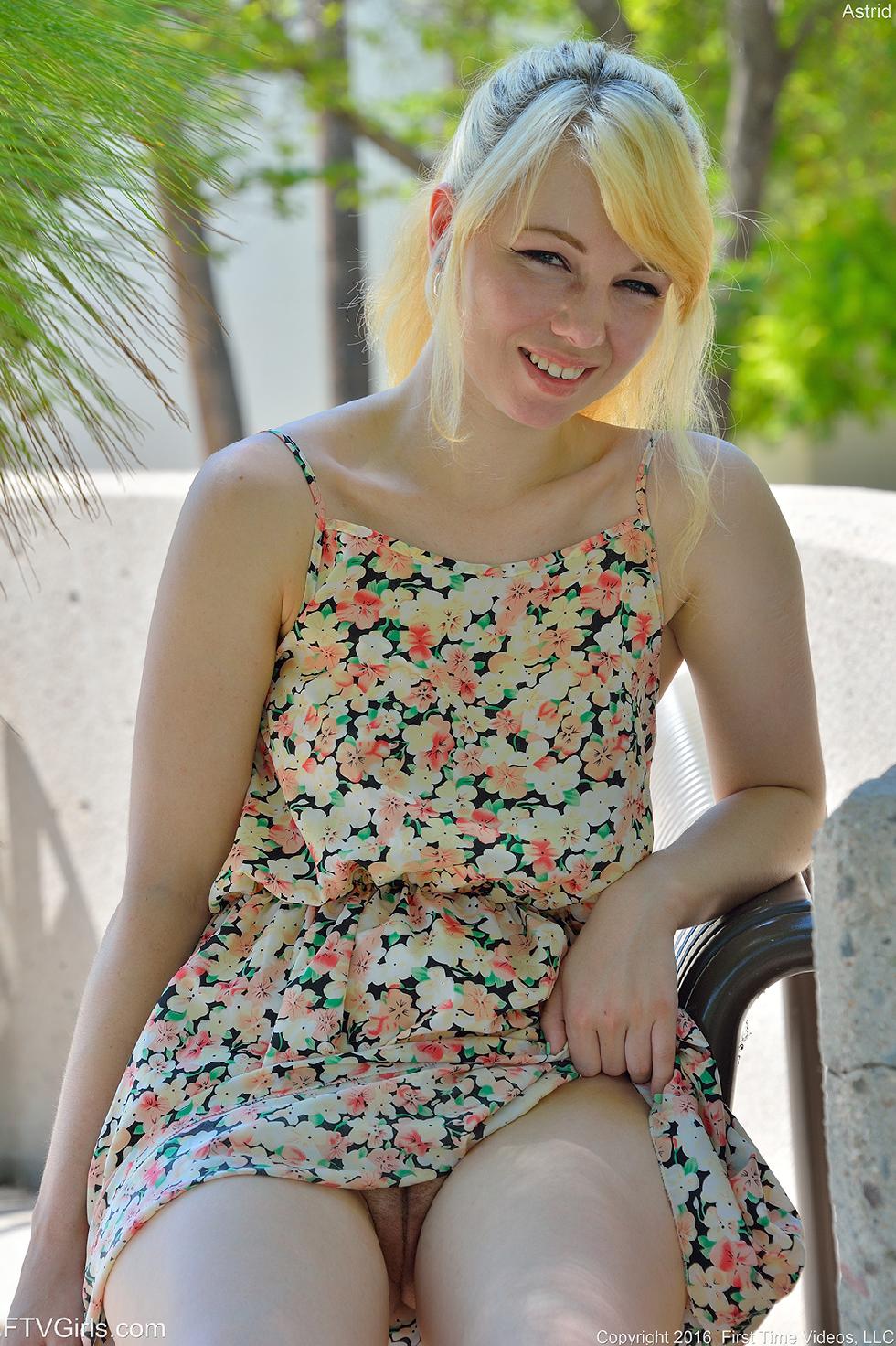 Blonde girl without panties - Astrid - 5