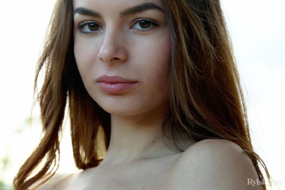 Cute girl is posing on the backyard - Debora Alta - 2