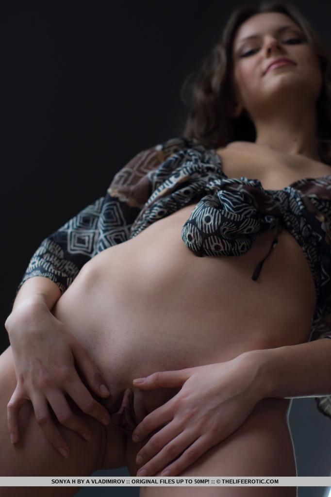 Sonya is showing pretty body - 7