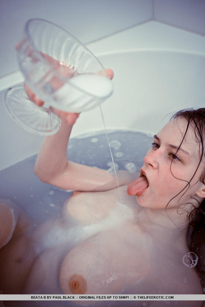Young Beata is showing her body in the bath - 11