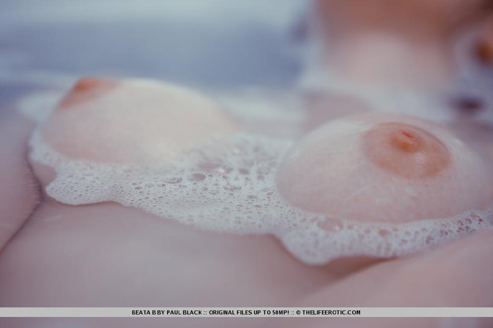 Young Beata is showing her body in the bath - 15