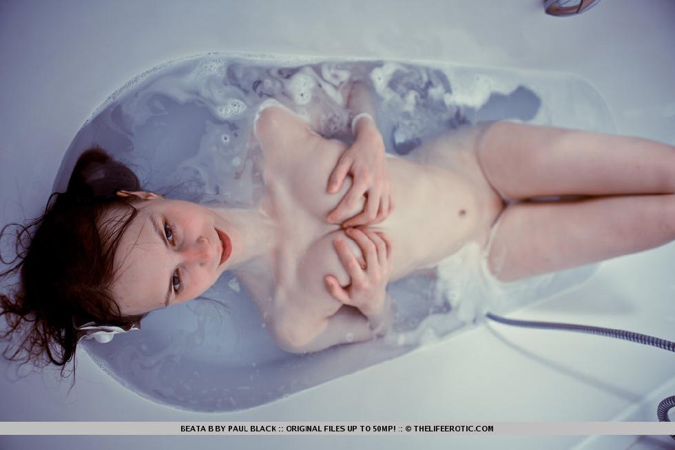Young Beata is showing her body in the bath - 5