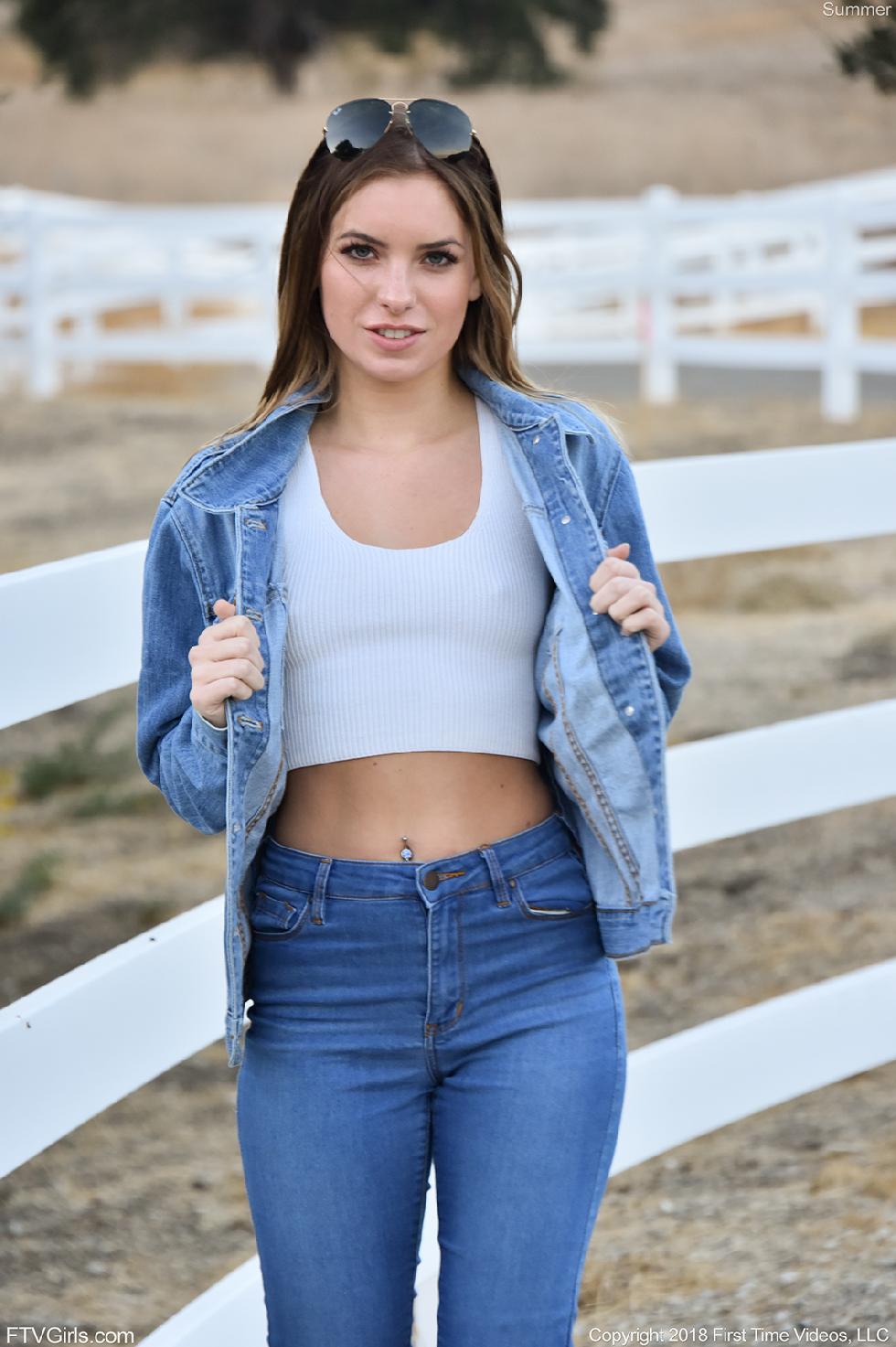 Stunning young Summer is showing cute tities - 3